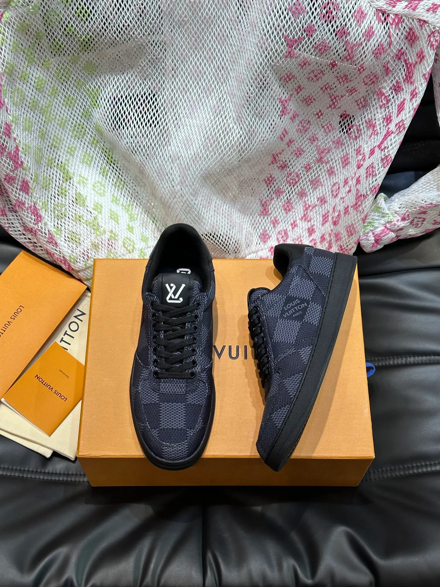 Men's Men's Shoes 💰p420 "*OUIS *UITTO*" Rivoli men's low-top casual sneakers, the classic checkerboard pattern will never go out of style. This Rivoli environmentally friendly sneaker is made of 90% sustainable materials. It is recycled polyester fiber with the iconic Damier jacquard, and the outsole is shaped with recycled polyurethane. An upcycled LV logo perches on the tongue, while Louis Vuitton logos appear on the sides and rear. Comfortable and durable, versatile style, can be worn in all seasons, simple and fashionable item! Size: 38-44 (45 customized)